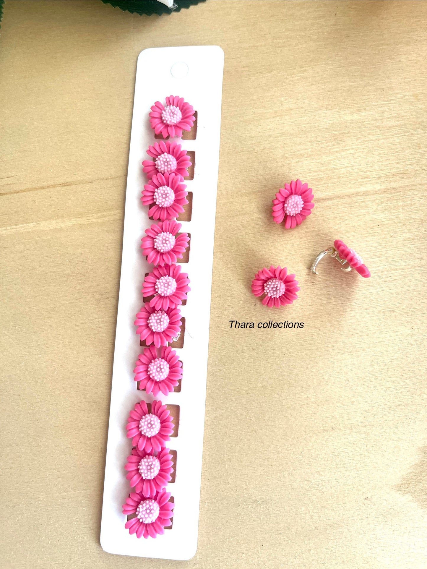Daisy Charm Hair Clips