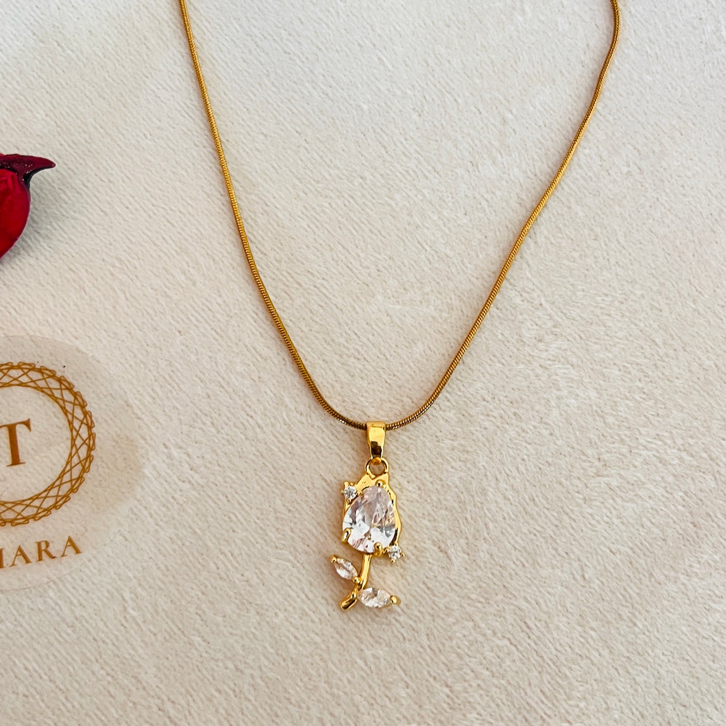Stunning Tulip / Diamond Shape Pendant Chain