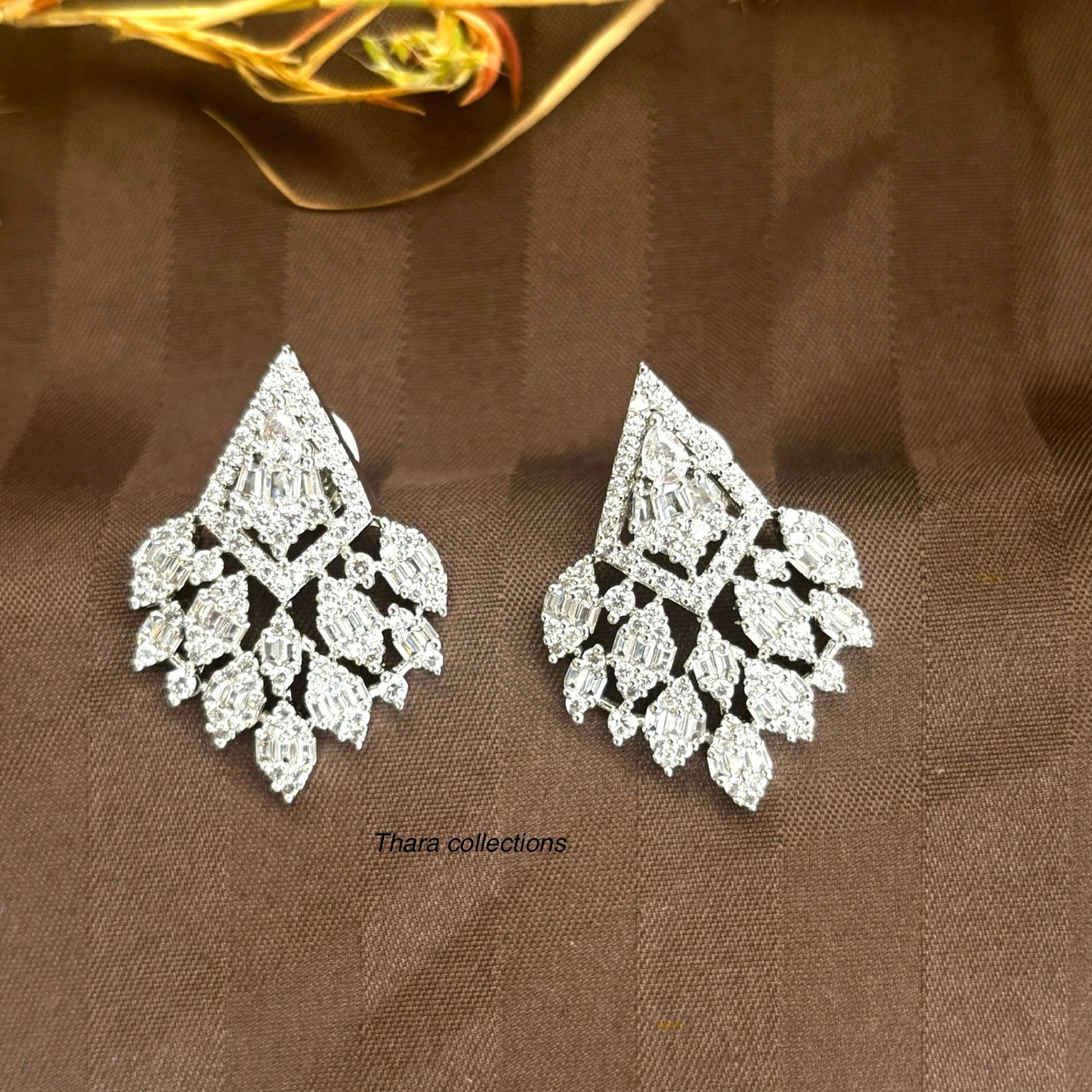 Regal Leaf-Inspired Necklace & Earring Set