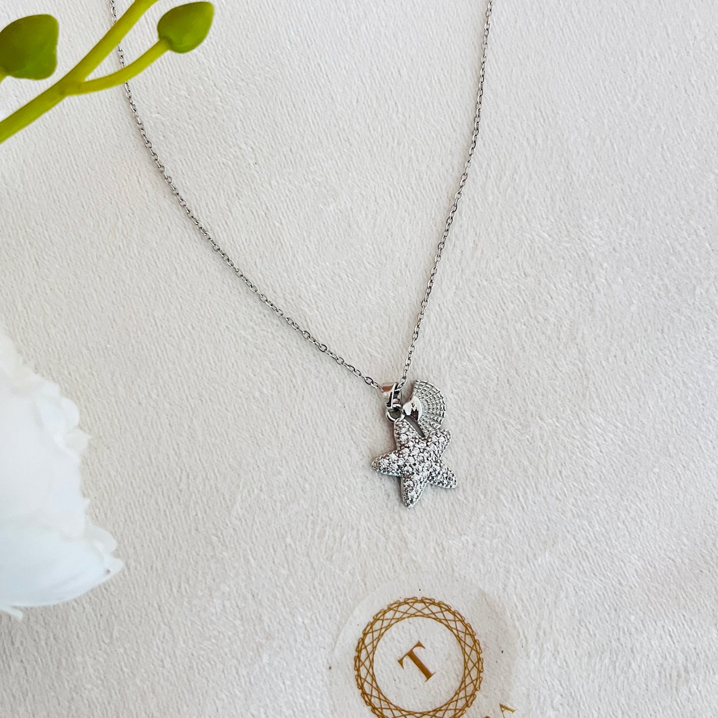 Elegant & Minimal Pendant Chains