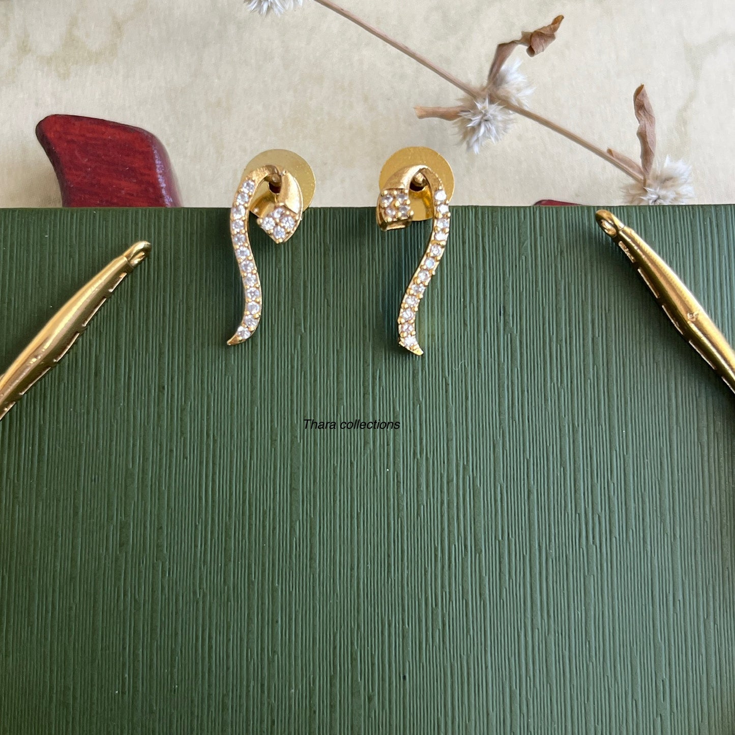 Elegant Wave Design Necklace Set