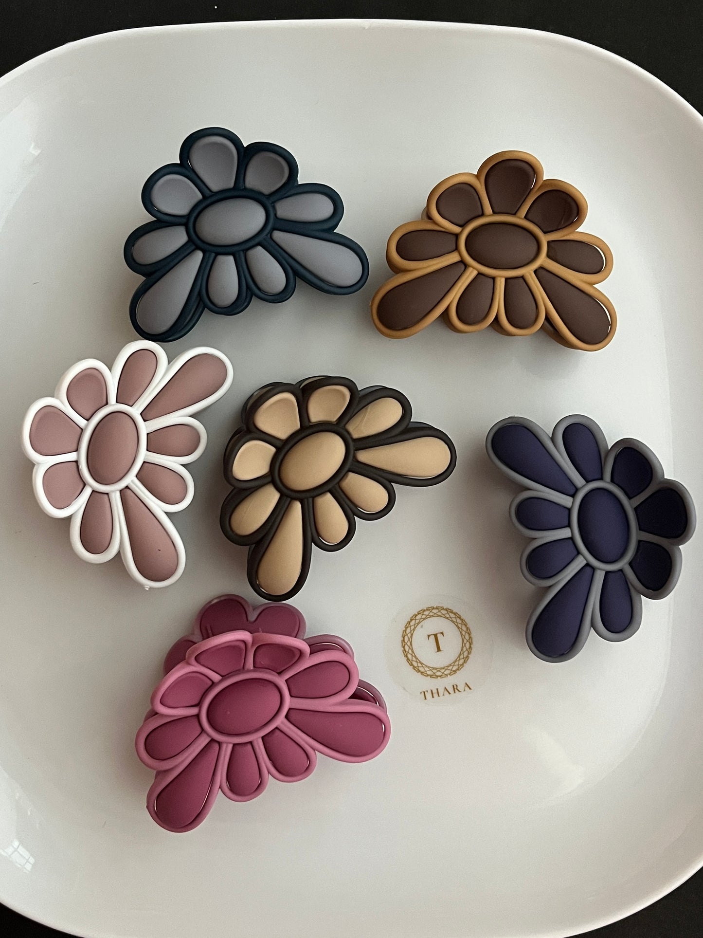 Daisy Flower Shaped Medium Claw Clip – Matte Finish