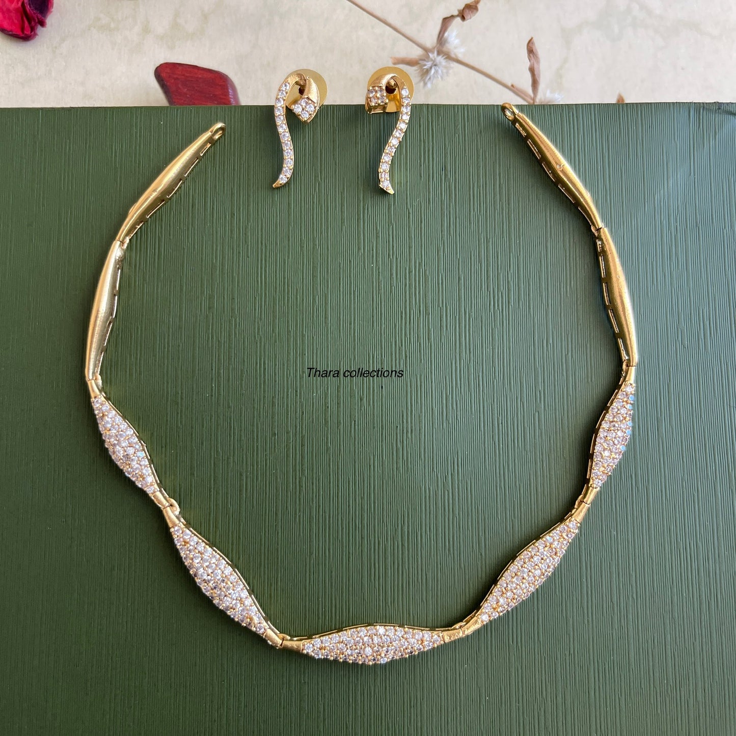 Elegant Wave Design Necklace Set