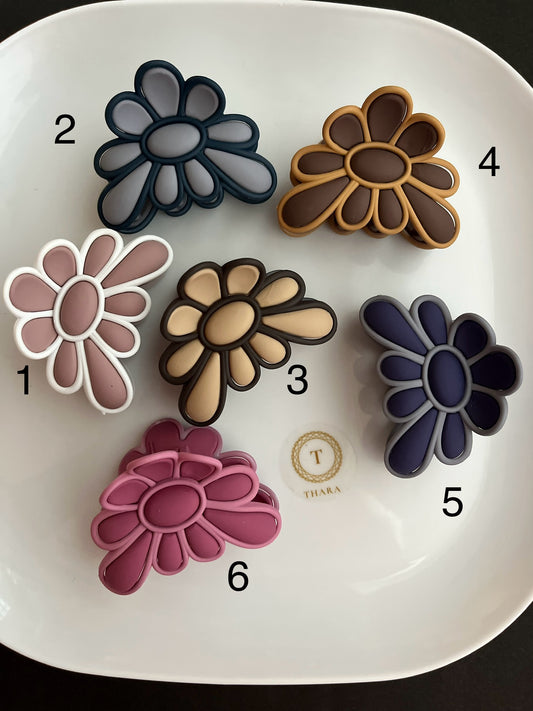 Daisy Flower Shaped Medium Claw Clip – Matte Finish