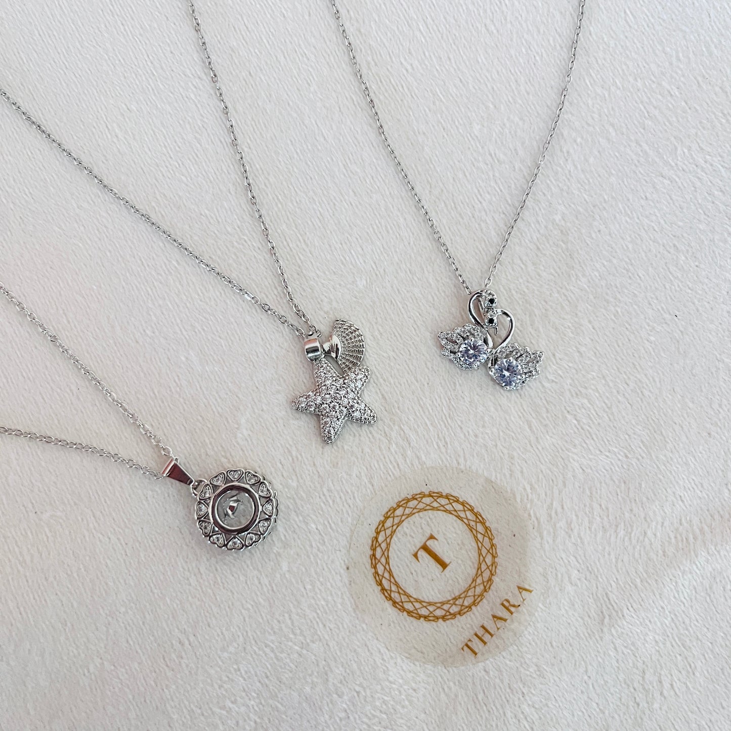 Elegant & Minimal Pendant Chains
