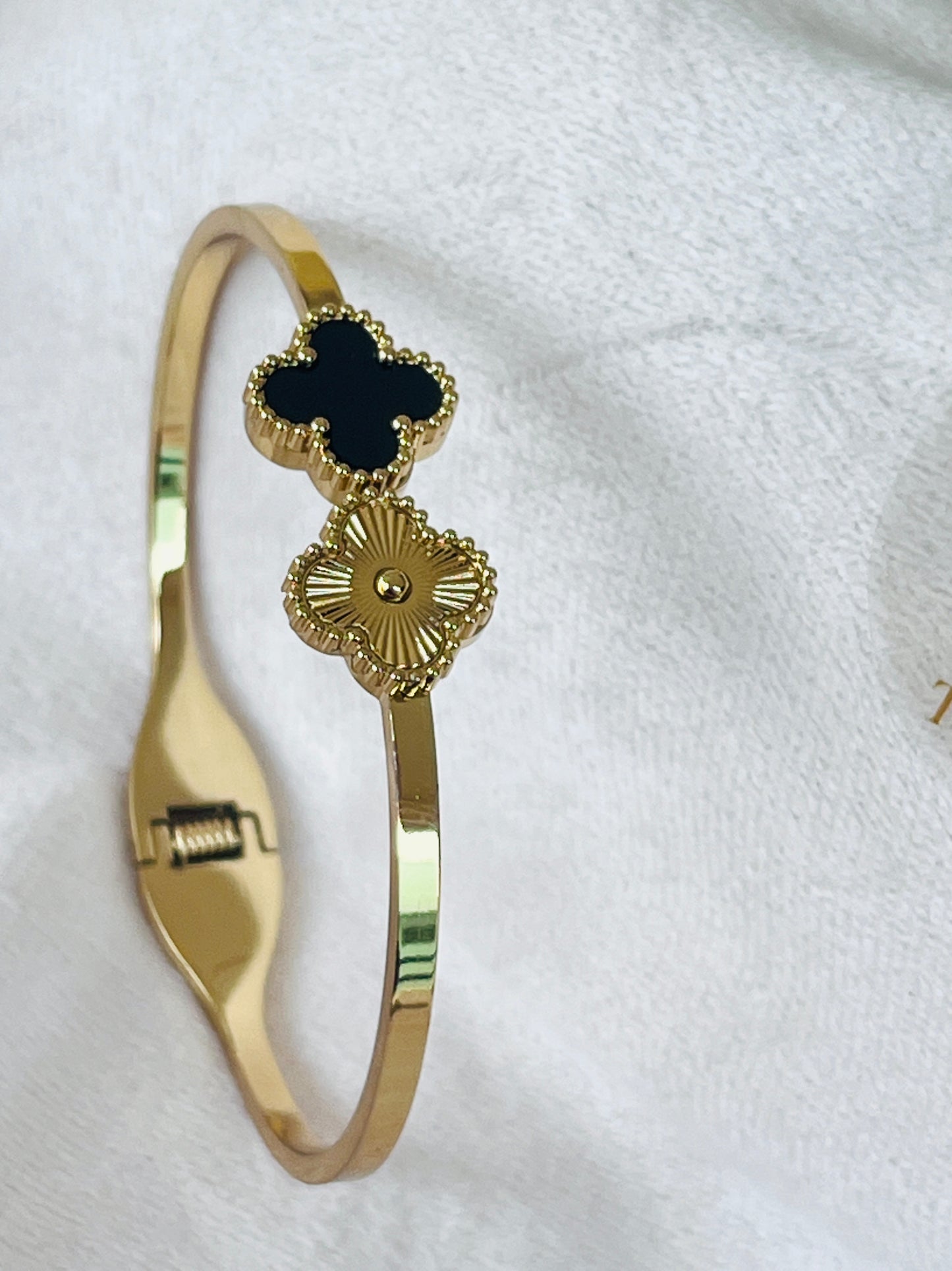 Golden Black Clover Antitarnish Kada