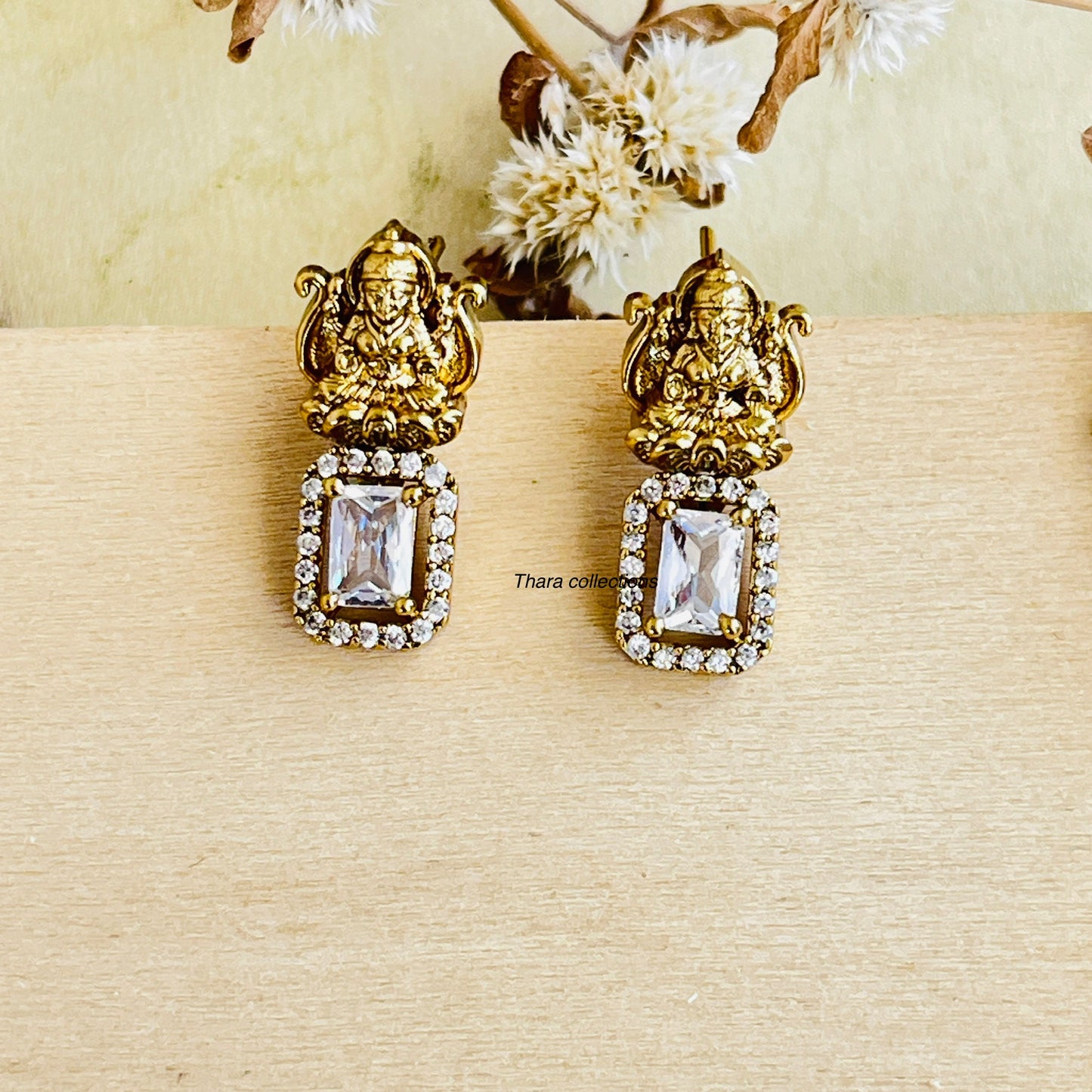 Grand Lakshmi Pendant Necklace set - White