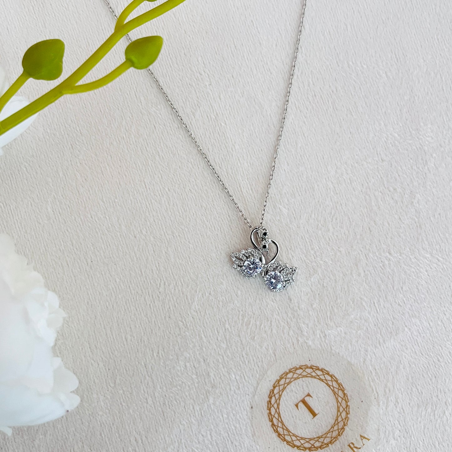 Elegant & Minimal Pendant Chains